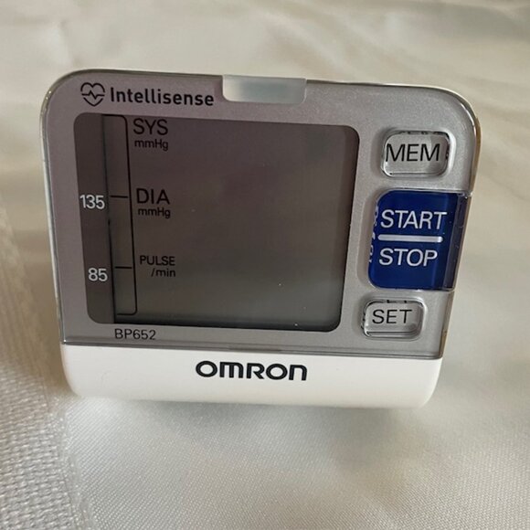 Omron Automatic Wrist Blood Pressure Monitor BP652 (HEM-6052-Z) - Picture 2 of 7